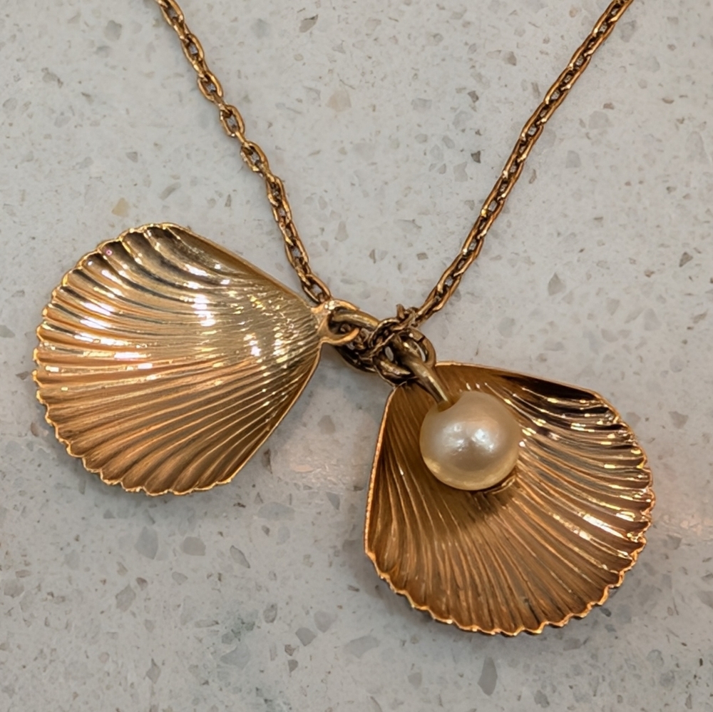 Act2 Oyster Shells & Faux Pearl Necklace